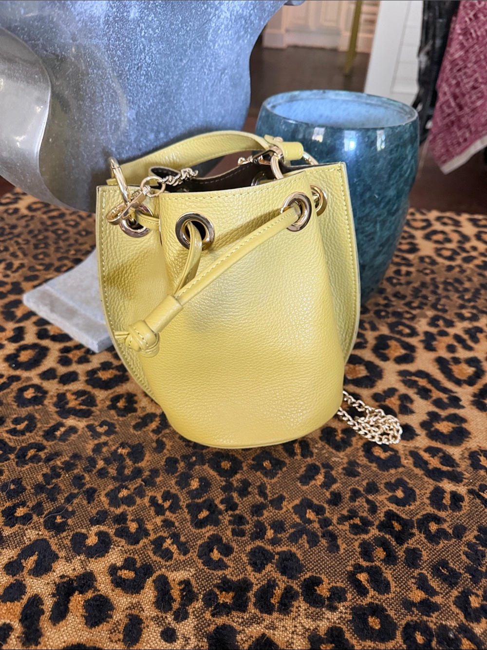 GORGEOUS ANNA PAOLA CHARTRUESE ALL LEATHER BUCKET BAG WITH CHAIN STRAP